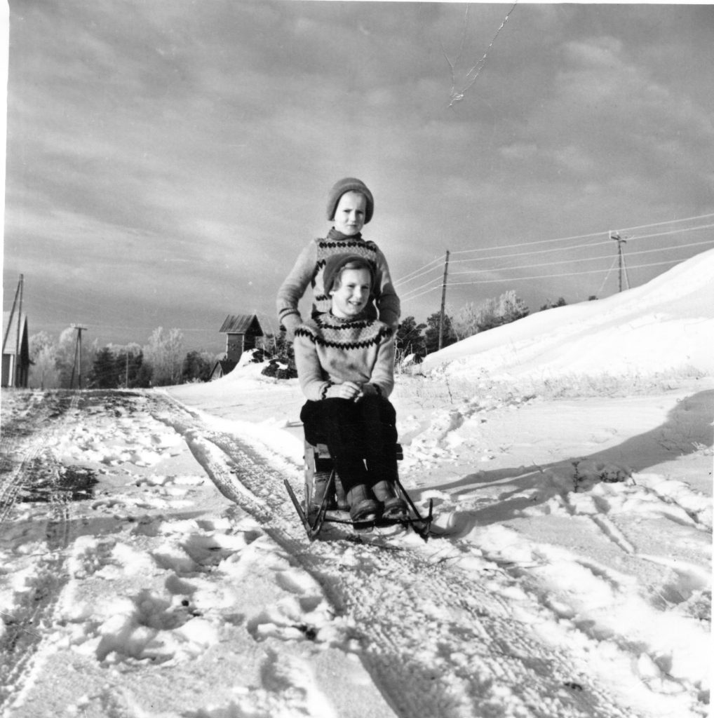 Silja Vatasen tyttären lapset Merja ja Marjatta Ruissalossa 1958.