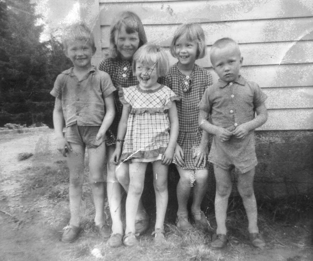 Kuvassa sisarukset Kyösti, Pirjo, Paula, Päivi ja Keijo Vatanen Tohmajärven Halkovaarassa 1960 -luvun puolessavälissä.