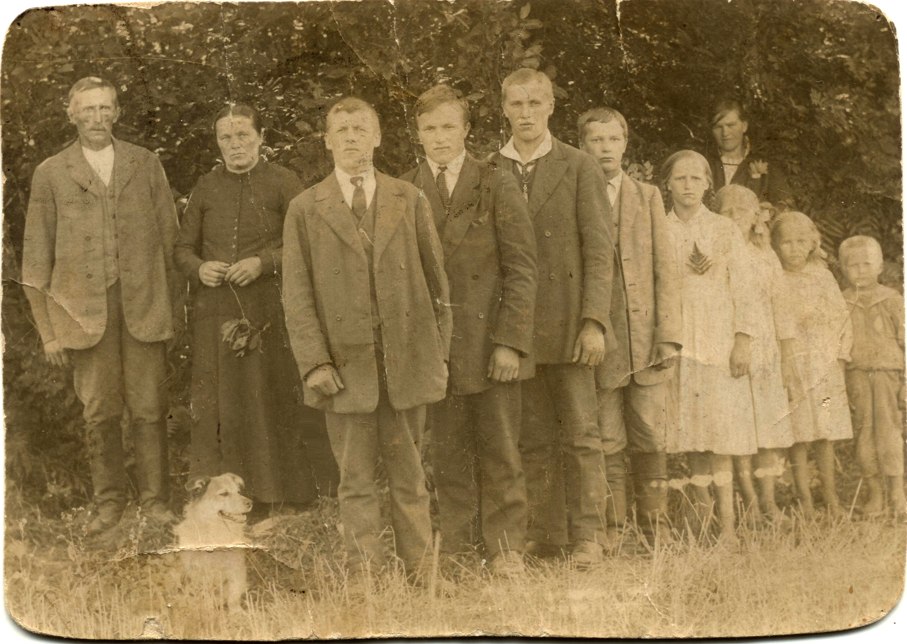 Tuupovaaran Kakravaaran Vatasia. Juho ja Riitta os. Karjunen sekä lapset Pekka, Otto, Aatu, Anna, Aino, Helmi ja Antti Vatanen Kiteen Potoskavaarassa vuonna 1917.