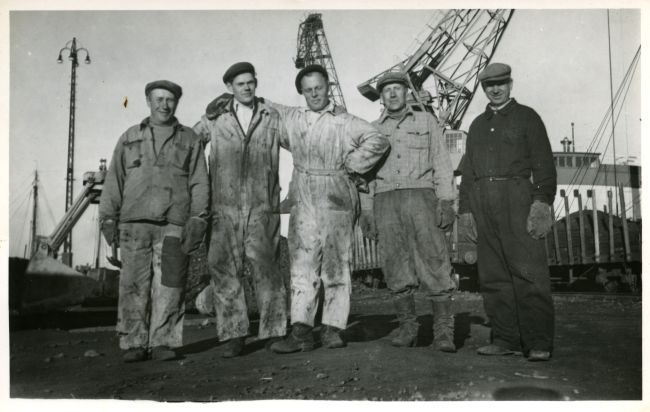 Kotkan sataman kraanamiehiä. Lauri Vatanen s. 1915 keskellä. Lauri on Kiihtelysvaaran Heinävaaran sukuhaaraa. Kotkan sataman kraanamiehiä. Lauri Vatanen s. 1915 keskellä. Lauri on Kiihtelysvaaran Heinävaaran sukuhaaraa.