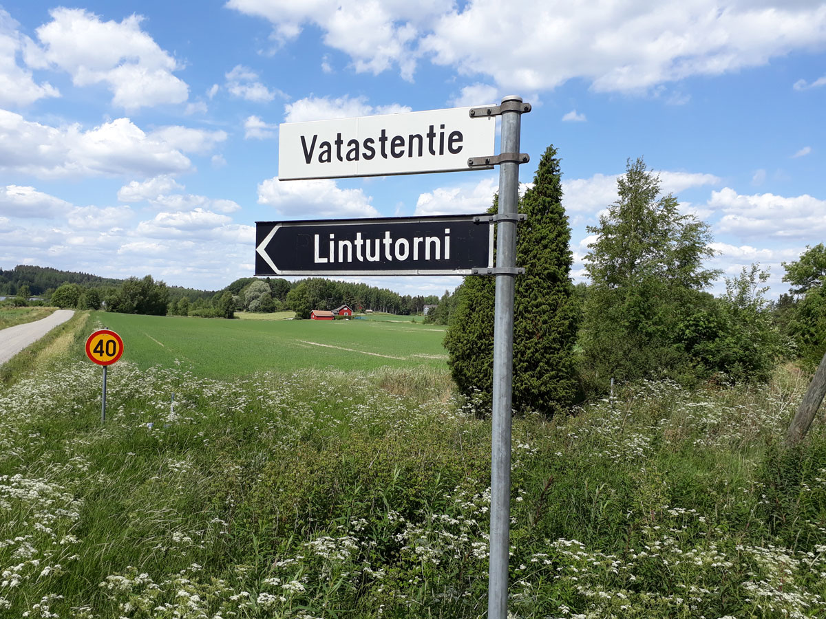 Kesäretken varrelta huomattu tienviitta.