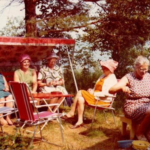 Anneli Saarisen lähettämä kuva 70-luvulta. Kuvassa on Silja Vatasen tyttäriä viettämässä kesälomaa Manamansalossa.